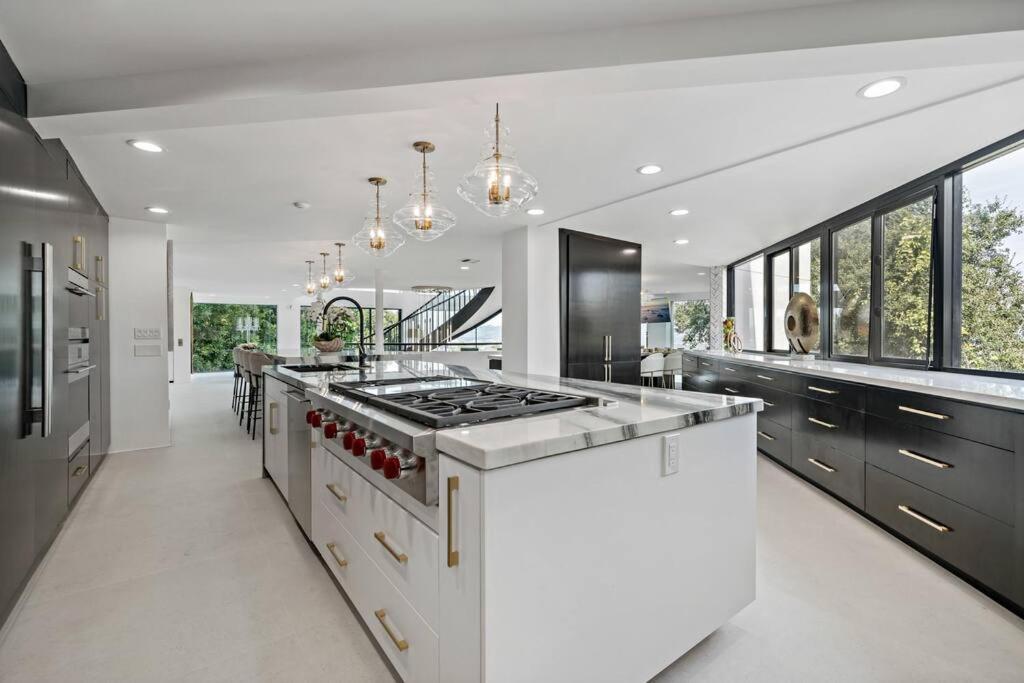 Villa Luxury Yacht Mansion In Bel Air *